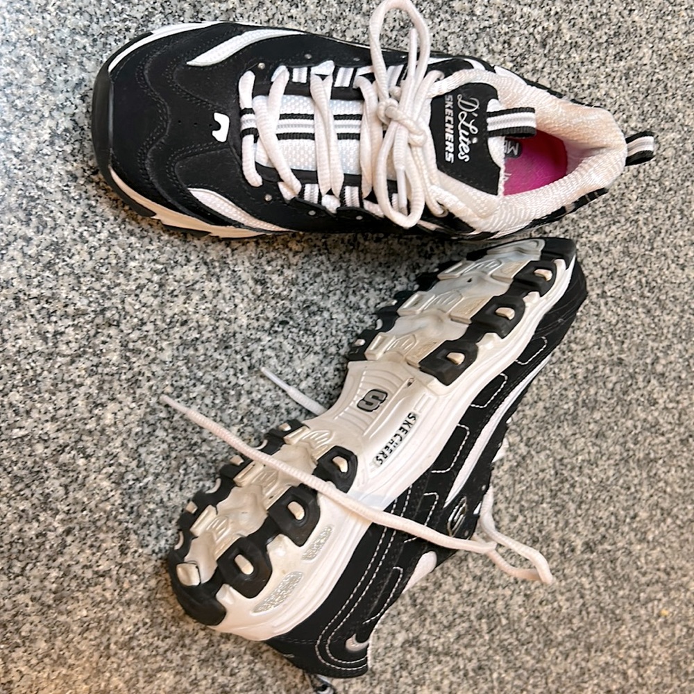 Woman’s Sketchers D’lites with memory foam. Size 7.